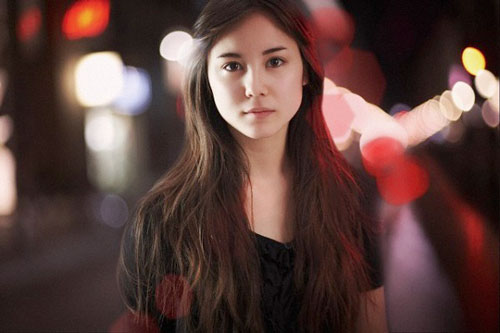 Người yêu quỳ xuống cầu hôn, tôi run rẩy chưa biết trả lời thế nào thì con gái đã cầm búp bê ném đi và nói một tràng khiến mọi người phải 'kinh ngạc'