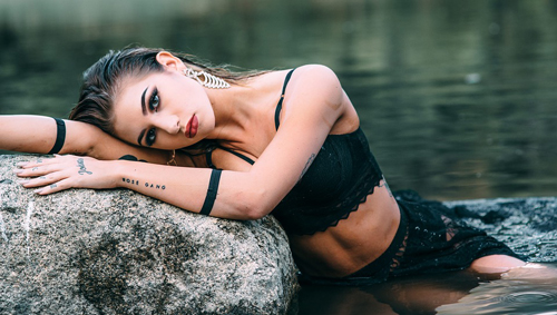 Lần nào đưa vợ đi dự tiệc tôi cũng giật mình, thi thoảng lén nhìn không biết có phải vợ mình không?