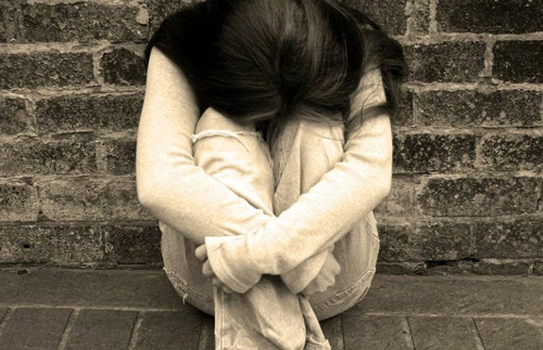 Chồng nhìn thấy tôi nằm đau đớn dưới đất anh chỉ nói một câu khiến tôi "chết lặng"