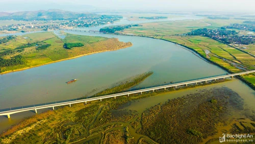 Xã Nam Cường, huyện Nam Đàn cách thành phố Vinh khoảng 16 km. Từ TP. Vinh đi theo Quốc lộ 46A đến thị trấn Hưng Nguyên, tiếp tục rẽ theo đường 558 qua cầu Yên Xuân mới sẽ đến địa điểm chụp ảnh lý tưởng nằm ven bờ sông Lam (sát cầu Yên Xuân cũ). Ảnh: Sách Nguyễn