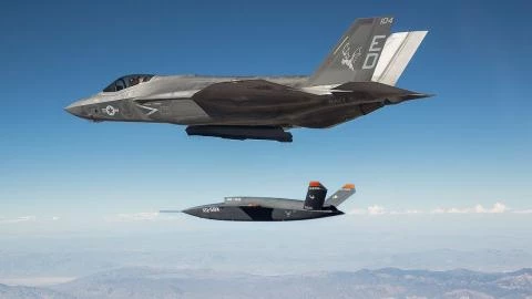 Tiêm kích F-35 bay cùng XQ-58A.