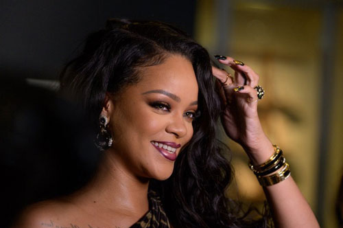 Rihanna liên tục làm từ thiện trong mùa dịch COVID-19