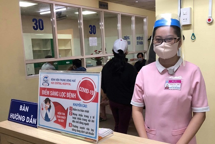 Mặt nạ che giọt bắn chống Covid-19 Made in “Bệnh viện Trung ương Huế”