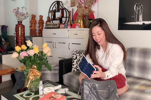 Hoa hậu Khánh Vân tiết lộ đồ đạc thường mang trong túi xách