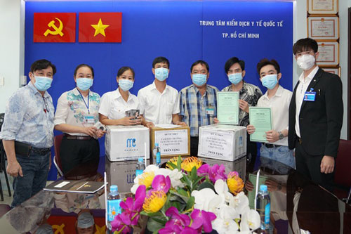 Đan Trường tặng 35.000 khẩu trang, nước rửa tay cho các khu cách ly