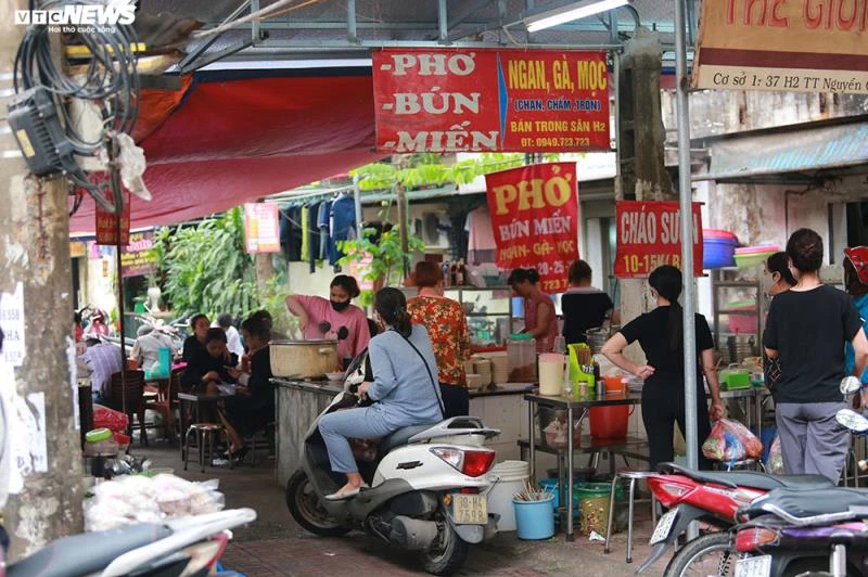 Ngày 25/3, TP Hà Nội có văn bản yêu cầu đóng cửa các nhà hàng, quán nhậu, quán cà phê, quán bar, vũ trường, rạp chiếu phim, sân vận động... đến ngày 5/4, trừ những cơ sở kinh doanh dịch vụ các mặt hàng thiết yếu như thực phẩm, xăng dầu, nhu yếu phẩm phục vụ đời sống hàng ngày để phòng chống dịch bệnh Covid-19 lây lan.