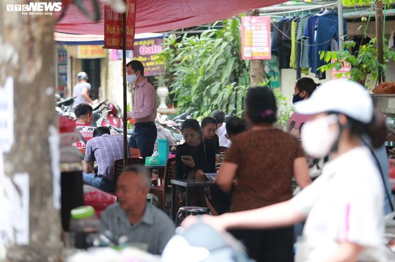 Tuy nhiên, ghi nhận của VTC News, sáng 27/3, nhiều cửa hàng bán đồ ăn sáng trên loạt tuyến phố vẫn tiếp tục hoạt động, bất chấp chỉ đạo của thành phố. Một cửa hàng bán bún ngan trên phố Nguyễn Công Trứ (quận Hoàn Kiếm) hoạt động bình thường với lượng khách ra vào tấp nập.