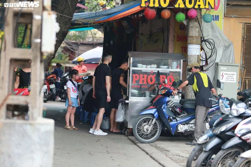 Những hàng quán còn hoạt động chủ yếu là bán tại các ngõ, ngách.