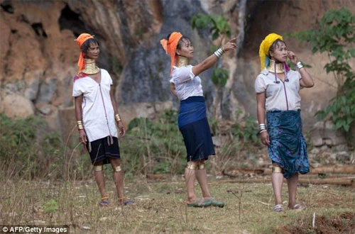 Truyền thống làm đẹp bằng cách đeo hàng chục chiếc vòng trên cổ để có chiếc cổ càng cao của người Kayan đã có từ lâu.