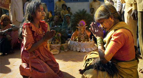 "Khóc thét" trước những tập tục kết hôn với người đã khuất