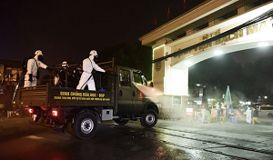 Binh chủng Hóa học phun khử khuẩn toàn bộ Bệnh viện Bạch Mai