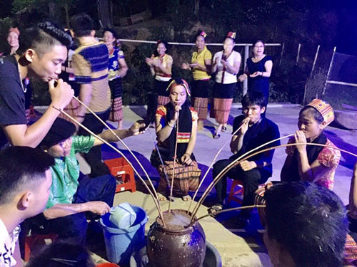 Phong tục uống rượu cần của người Thái ở Nghệ An