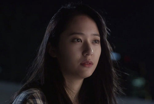 Nhắn tin khuyên anh trai mang tiền về cho mẹ giữ, chị dâu thẳng thắn gọi điện và hỏi một câu khiến cả nhà 'im re'