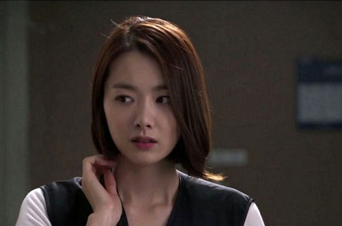 Làm xước chiếc ô tô đắt tiền, tôi sợ hãi xin tha nhưng người phụ nữ bước ra từ đó mới khiến bản thân phải "rụng rời"