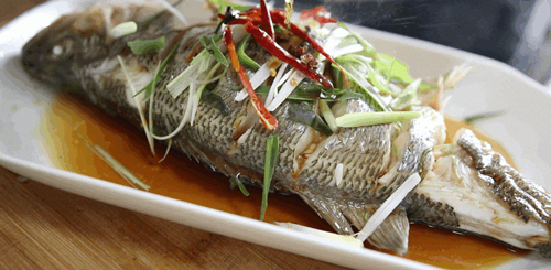 Hấp cá cho dầu hay chỉ thêm nước tương: Đây mới chính là cách làm chuẩn nhất mà đầu bếp sử dụng