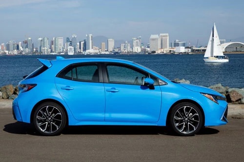 =6. Toyota Corolla Hatchback SE 2020 (mức tiêu hao nhiên liệu ở đường hỗn hợp: 8,1 lít/100 km).