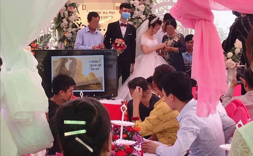 Lên làm lễ cưới nhưng chú rể vẫn nhất quyết... không tháo khẩu trang