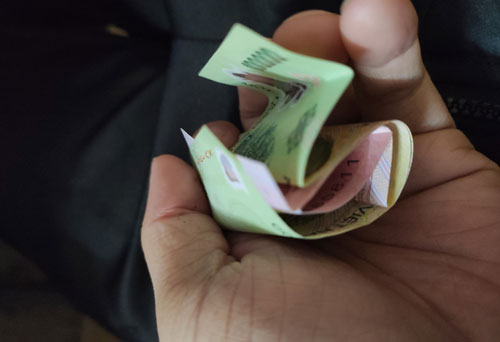 Anh chồng trẻ kết hôn được 2 năm, đều đặn 730 ngày phải đợi vợ "phát" tiền ăn sáng, ngờ đâu một lần vợ quên và "màn giả khổ" khiến anh nhận lại điều "siêu bất ngờ"