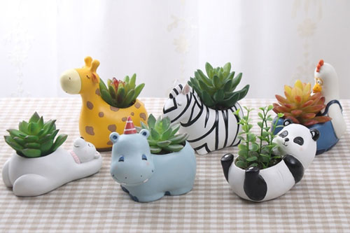 CLIP: Hướng dẫn làm chậu sen đá đẹp lung linh từ những chai nhựa bỏ đi