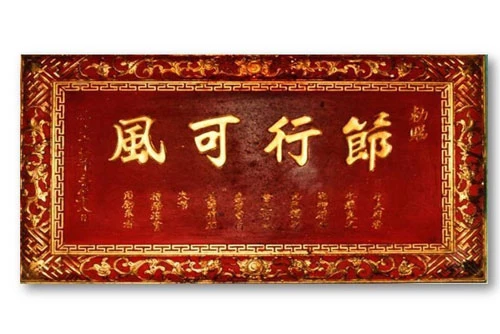 Bảng vàng Tiết hạnh khả phong của vua triều Nguyễn. 