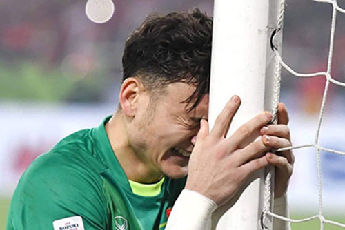 Muangthong lấy lý do Văn Lâm chấn thương để "đẩy" lên ghế dự bị