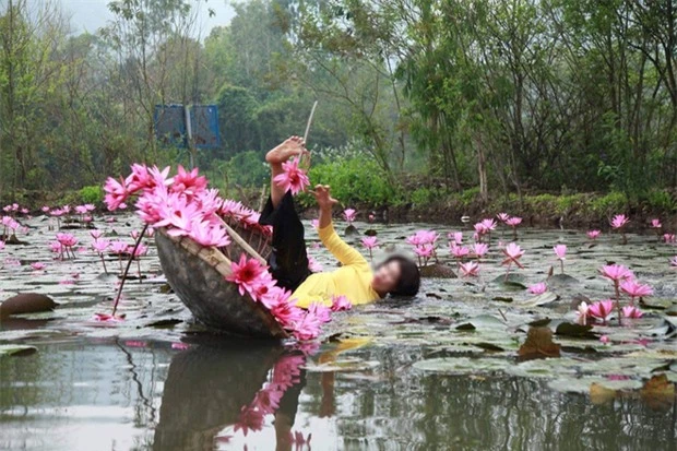 Cô gái không may ngã nhào xuống suối khi tạo dáng chụp ảnh.