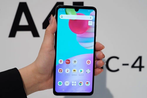 Galaxy A41 được trang bị tấm nền màn hình Super AMOLED kích thước 6,1 inch, độ phân giải Full HD Plus (2.400x1.080 pixel), mật độ điểm ảnh 431 ppi. Màn hình này được chia theo tỷ lệ 20:9, bảo vệ bởi kính cường lực. 