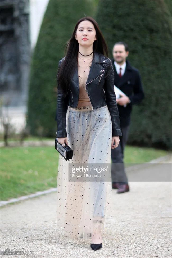 Chắc nhiều người khó lòng quên được hình ảnh Lưu Diệc Phi tại Tuần lễ thời trang Paris năm 2017. Cách phối hợp trang phục của cô bị chê thậm tệ, để lộ rõ thân hình tăng cân, vòng eo kém thon gọn.