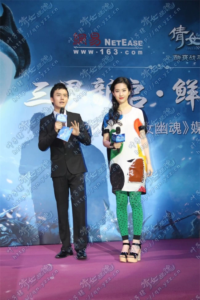 Trong sự kiện tuyên truyền game Thiện nữ u hồn năm 2012, Lưu Diệc Phi đã diện một bộ đồ cùng đôi giày cao gót không ăn nhập gì.