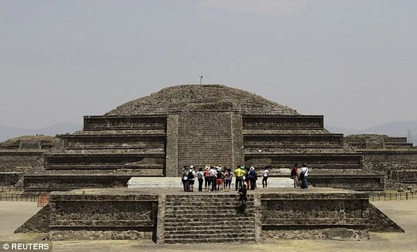 Bên ngoài kim tự tháp có "con sông" thủy ngân của người Maya cổ