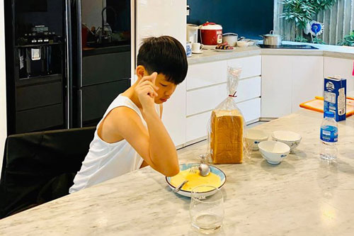 Rich kid cũng 'xắn tay vào bếp', Hà Hồ khoe con trai Subeo đã biết chuẩn bị bữa ăn cho cả nhà