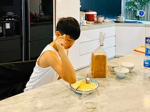 Rich kid cũng 'xắn tay vào bếp', Hà Hồ khoe con trai Subeo đã biết chuẩn bị bữa ăn cho cả nhà