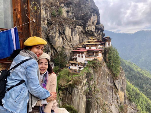 Ốc Thanh Vân chia sẻ clip về chuyến đi tới Bhutan cùng với Mai Phương: "Lúc cầu nguyện, nước mắt rơi không ngừng em ơi"
