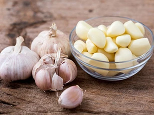 Thử đốt vài củ tỏi giữa nhà bạn sẽ nhận được cái kết chắc chắn ai cũng muốn làm theo