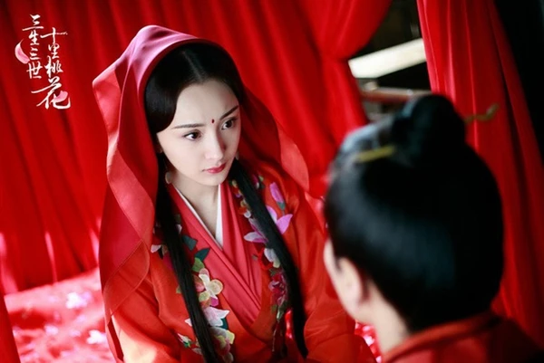 Chỉ đơn giản là váy đỏ, hỉ khăn, Dương Mịch cũng đẹp đến nao lòng - Ảnh: Sina