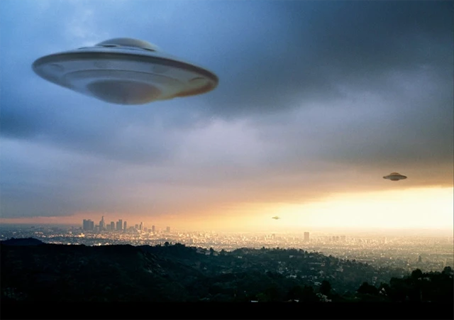 Tiến sĩ Masters cho rằng UFO thực chất chính là “con cháu của loài người” từ tương lai du hành ngược thời gian.
