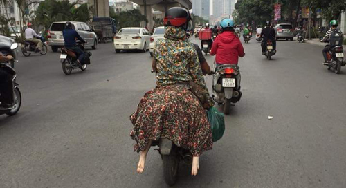 'Ninja' ngồi sau xe máy và đôi chân bí ẩn thò ra khiến người đi đường 'hốt hoảng'