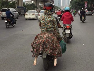 'Ninja' ngồi sau xe máy và đôi chân bí ẩn thò ra khiến người đi đường 'hốt hoảng'