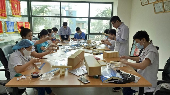 Bác sĩ “bật mí” cách làm mặt nạ che giọt bắn tặng đồng nghiệp tuyến đầu chống dịch Covid-19