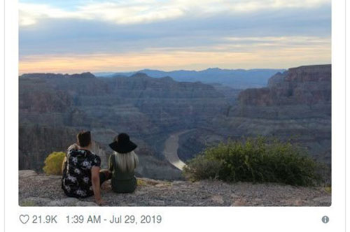 Nhờ dân mạng xóa bạn gái cũ ra khỏi bức ảnh du lịch, anh chàng nhận về cái kết "choáng váng"