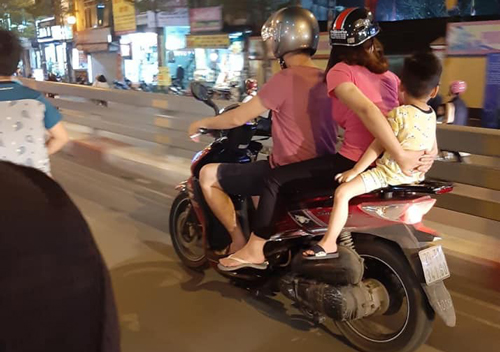 Hình ảnh gia đình 3 người chở nhau đi trên đường, nhưng điều này mới khiến mọi người "thót tim" và khó hiểu