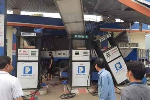 Lai Châu: Xe tải mất lái đâm sập cây xăng khiến 6 người thương vong
