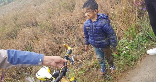 Bé trai "bốc đầu" xe đạp và gặp cái kết "lạnh tê tái", dân mạng nhìn ảnh mà "cười ra nước mắt"