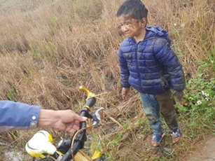 Bé trai "bốc đầu" xe đạp và gặp cái kết "lạnh tê tái", dân mạng nhìn ảnh mà "cười ra nước mắt"