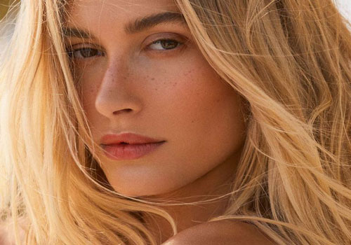 Vợ Justin Bieber thừa nhận "quyến rũ hơn khi không trang điểm"