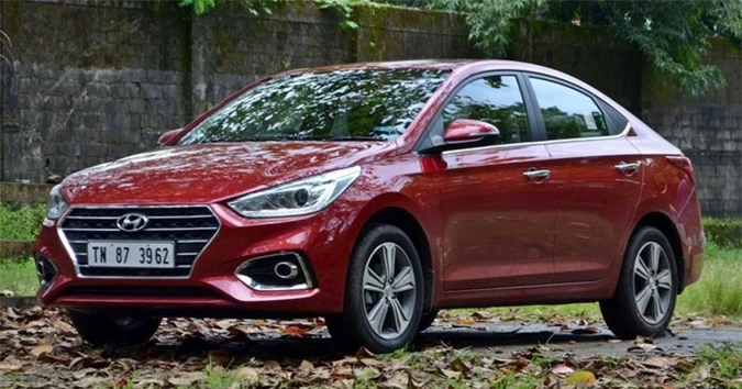 Chọn mua Mitsubishi Attrage CVT hay Hyundai Accent AT đặc biệt?