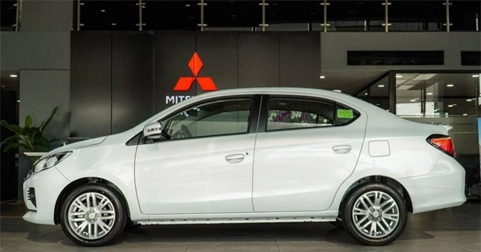 Chọn mua Mitsubishi Attrage CVT hay Hyundai Accent AT đặc biệt?