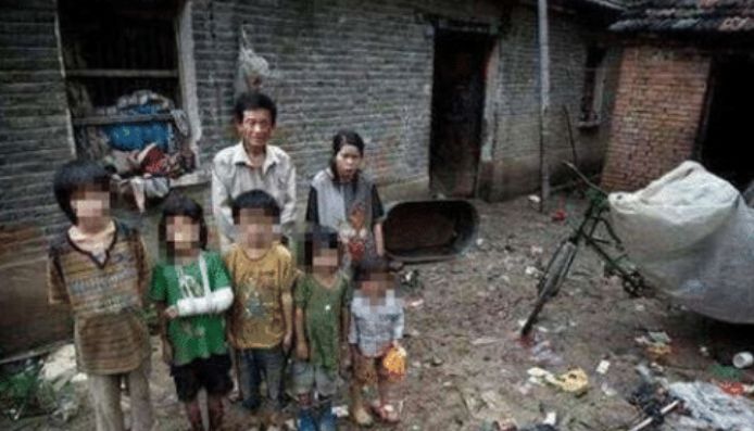 Chồng 53 cưới vợ 15 tuổi, 6 năm sinh liền 5 đứa con, nhìn cuộc sống khổ cực khiến nhiều người "không cầm được nước mắt"