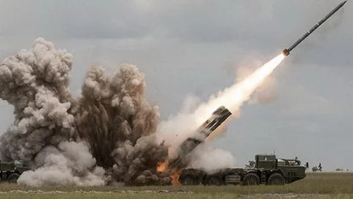 Tổ hợp pháo phản lực phóng loạt BM-30 Smerch phóng đạn rocket. Ảnh: RIA Novosti.