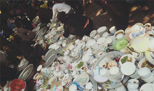 &quot;R&#x1EED;a b&#xE1;t l&#xE0; th&#xFA; vui c&#x1EE7;a ph&#x1EE5; n&#x1EEF;&quot;, tuy&#xEA;n b&#x1ED1; c&#x1EE7;a m&#x1ED9;t n&#xE0;ng d&#xE2;u khi&#x1EBF;n ch&#x1ECB; em &quot;tranh nhau&quot; b&#xEC;nh lu&#x1EAD;n